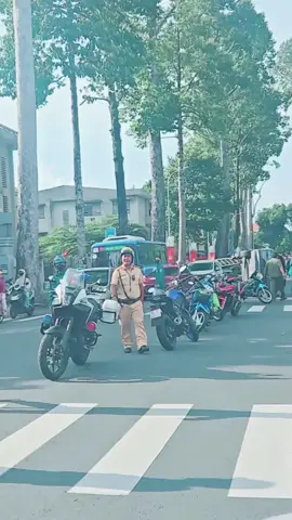 xe gì mà cả hành lan phân cách cũng leo 😭 21.08.2025