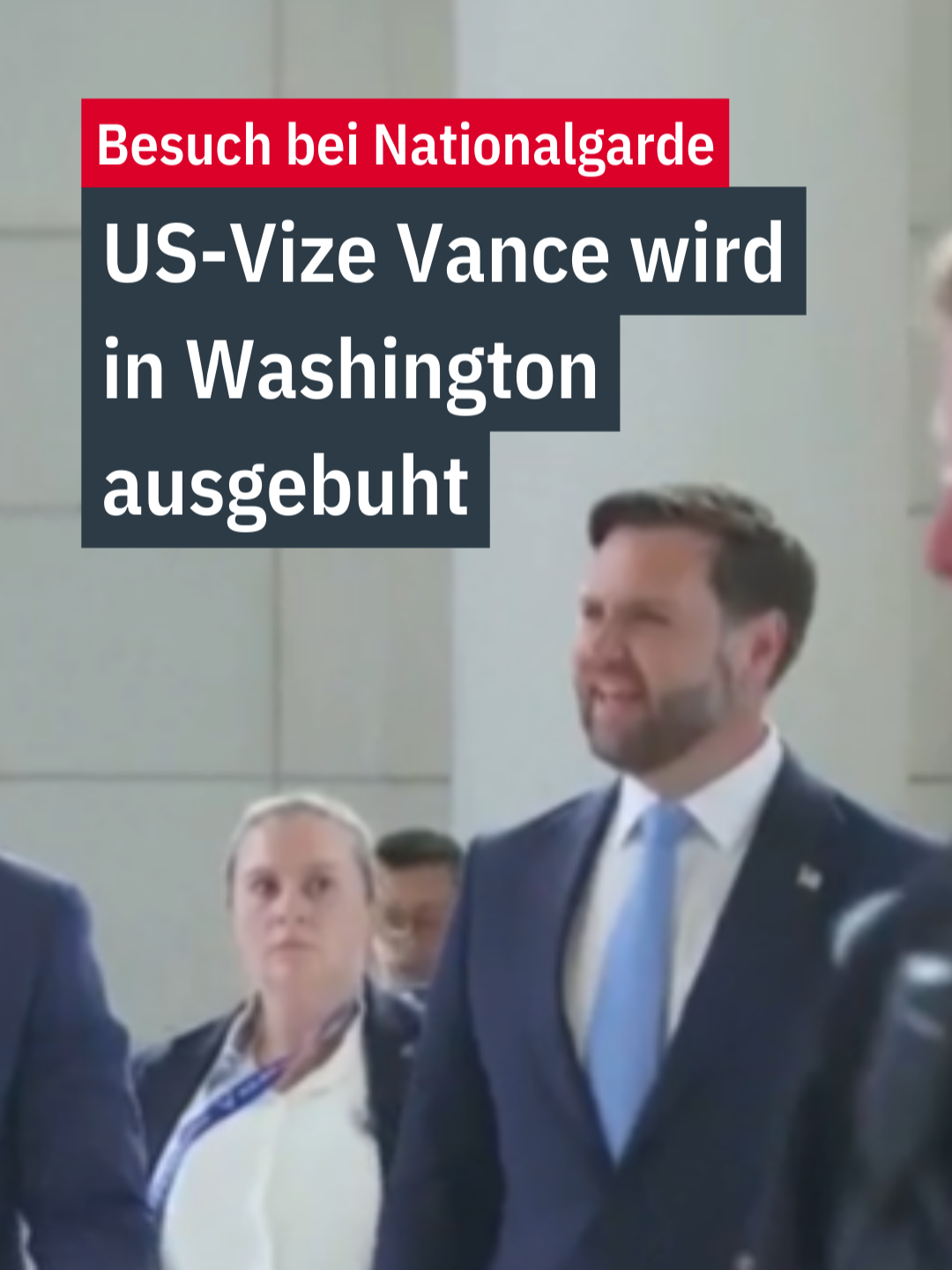 Trumps Vize #Vance stattet den in #Washington stationierten Nationalgardisten einen Besuch ab. Dabei machen Bewohner der US-Hauptstadt deutlich, was sie von der Truppenpräsenz in ihrem Stadtzentrum halten. 📲 Holt euch die kostenlose ntv App für mehr News. #ntv #nachrichten