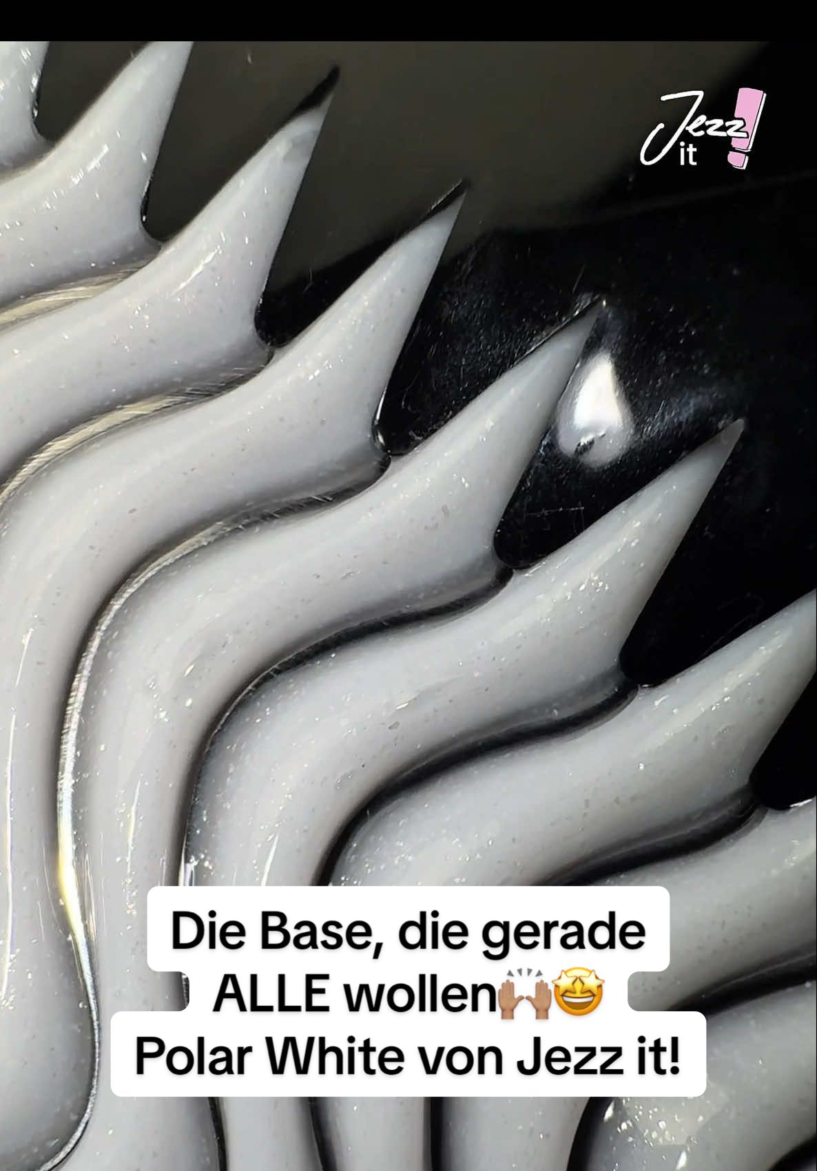 ✨ Die neue RubberBase Polar White ist da! ✨ Strahlendes Weiß, feiner Schimmer und die perfekte Base für dein Nageldesign 🤍 Ein Must-Have, wenn du Eleganz und Glamour in einem willst 💅 Jetzt exklusiv bei Jezz it! #RubberBase #PolarWhite #JezzitNails #NailTok #NailDesign      