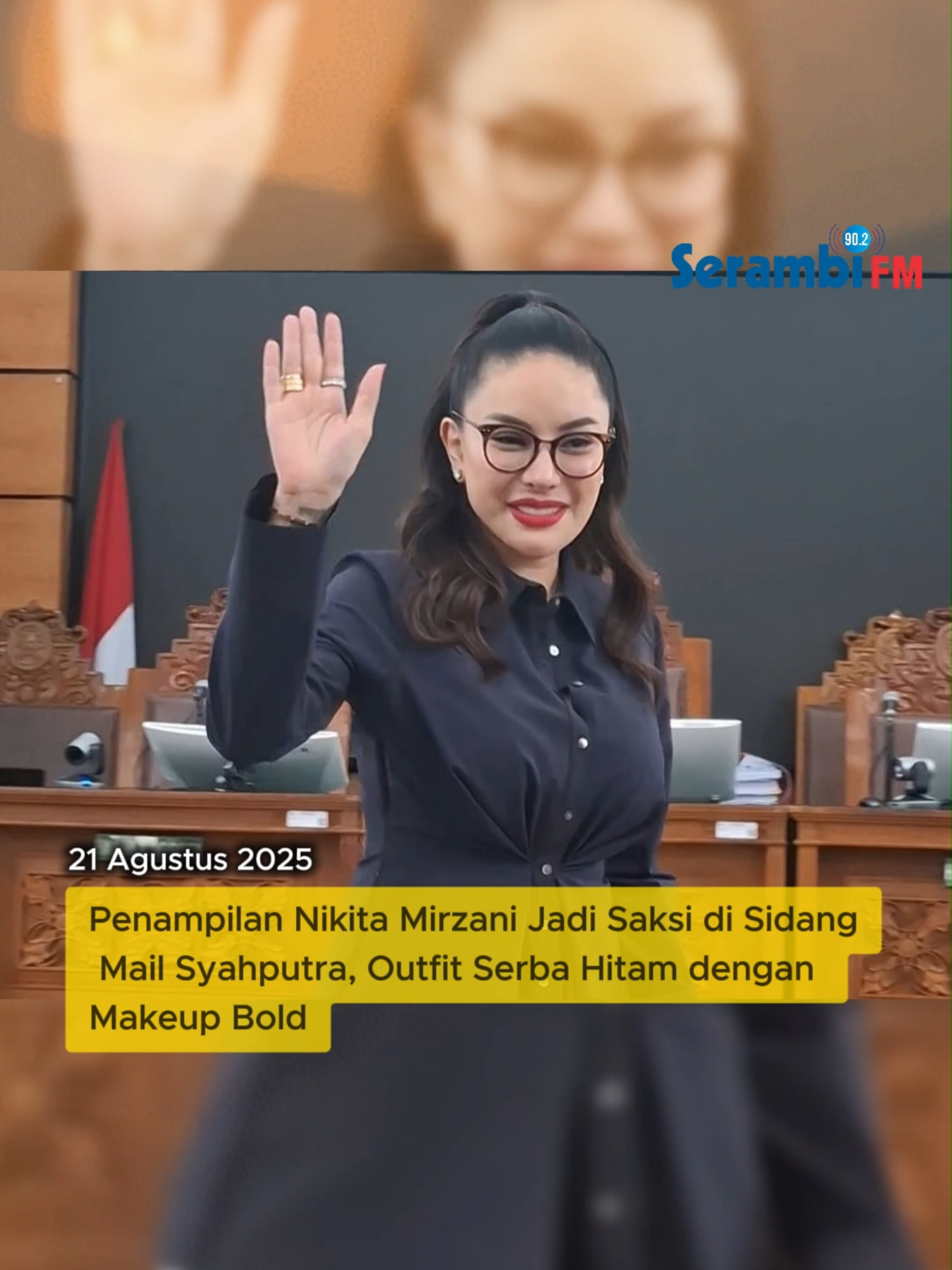 Penampilan artis Nikita Mirzani kembali menjadi sorotan di ruang sidang. Kali ini, Nikita Mirzani hadir sebagai saksi dalam sidang asistennya, Ismail Marzuki alias Mail Syahputra, terkait kasus dugaan pemerasan dan tindak pidana pencucian uang (TPPU). Sidang berlangsung di Pengadilan Negeri (PN) Jakarta Selatan pada hari ini, Kamis (21/8/2025).  Adapun Nikita Mirzani bersama asistennya didakwa melakukan pemerasan terhadap dokter kecantikan Reza Gladys. Mengutip YouTube Reyben Entertainment, Kamis (21/8/2025), Mail hadir dengan penampilan rapi mengenakan kemeja putih.  Rambutnya pun tampak dicat biru. Selanjutnya, Nikita Mirzani disumpah di hadapan majelis hakim sebelum memberikan kesaksian. Gaya artis berusia 39 tahun itu langsung mencuri perhatian. Ibu tiga anak itu tampil elegan dengan busana serba hitam. Ia memadukan atasan turtleneck lengan panjang dengan celana hitam, dilengkapi ikat pinggang hitam serta tas kulit hitam.Nikita terlihat menguncir kepang rambutnyaSementara, mantan istri Dipo Latief ini juga memadukan riasan bold. Nikita Mirzani mengenakan lipstik merah menyala. Baca selengkapnya di Tribunnews.com #NikitaMirzani #SidangPNJaksel #KasusPemerasan #ArtisIndonesia #Tribunnews