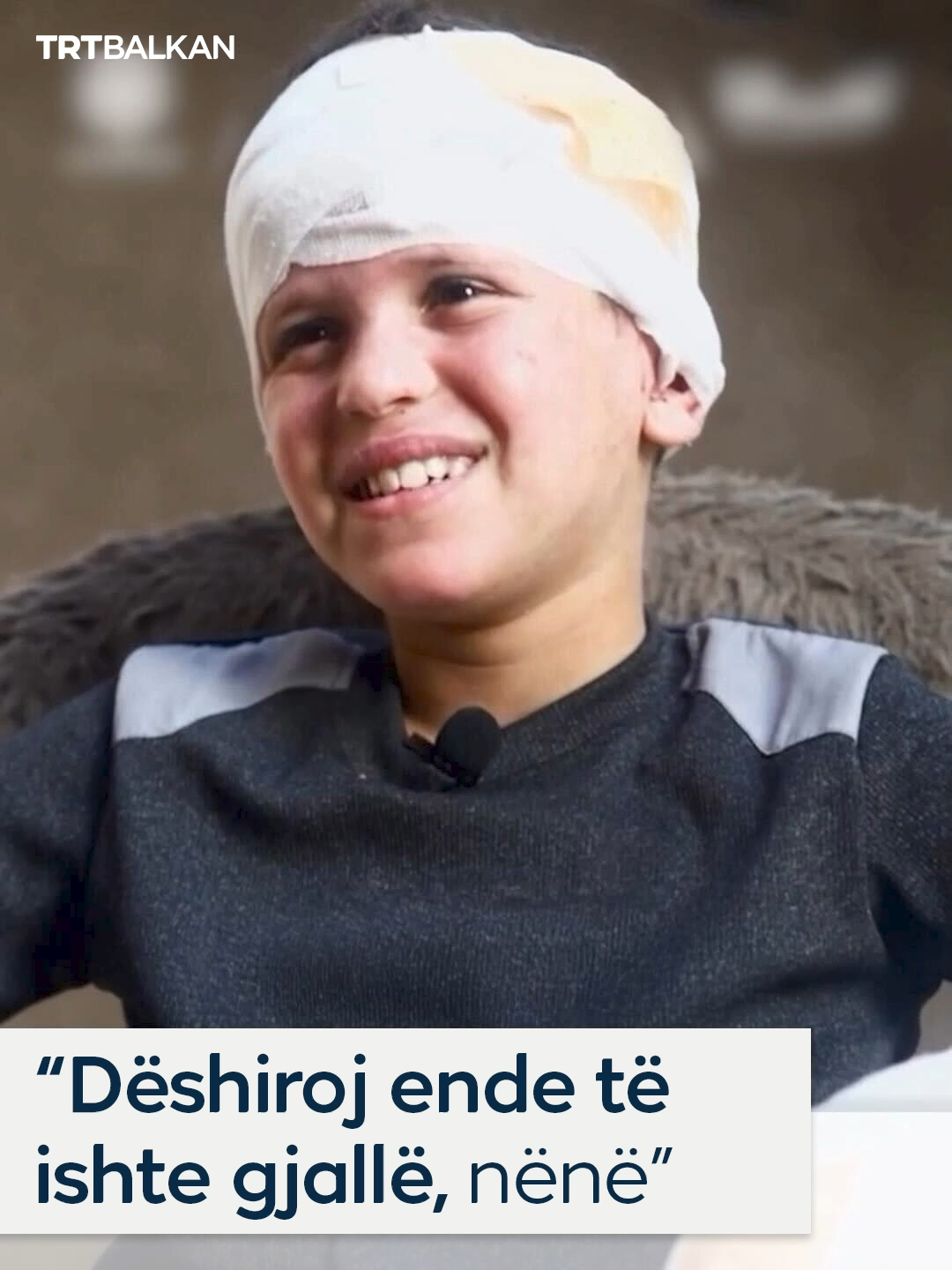 “Dëshiroj të ishte ende gjallë, nënë” Obeid al Gharabli, një fëmijë palestinez i plagosur në një sulm izraelit në Gaza, foli për humbjen e nënës së tij, e cila u vra në të njëjtin sulm, duke e kujtuar me pikëllim dhe zemër të thyer.
