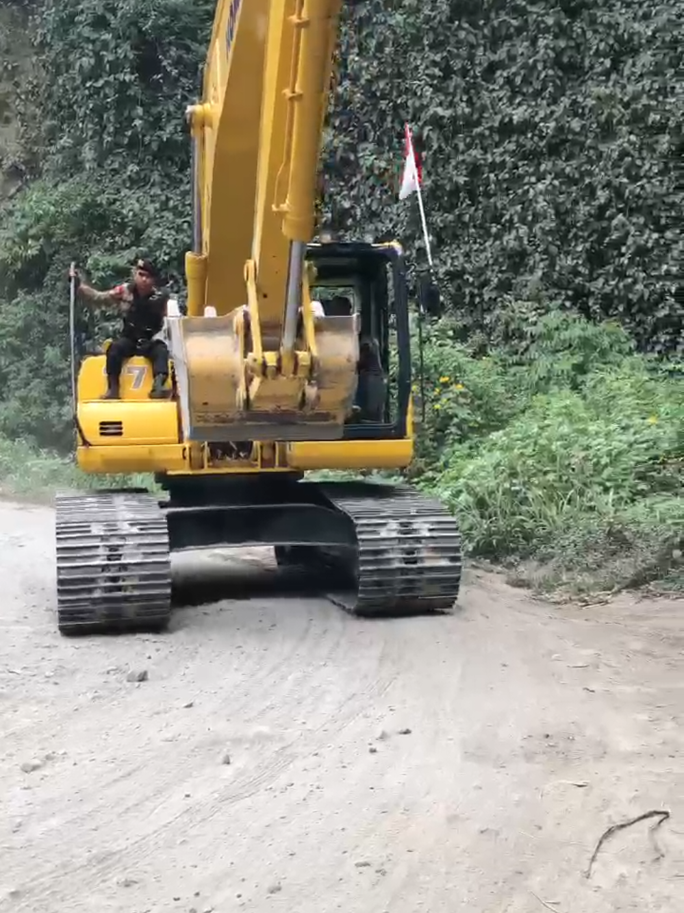 #drivermudapunyacerita #operator_excavator #fyp #beranda  kawal polisi,,naik alat berat helper e larang 