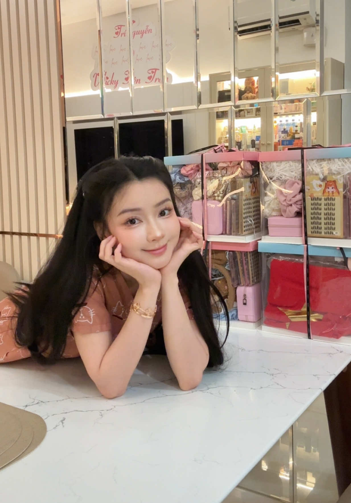Ngoài phần quà này ra trong phiên live cuae Vic sẽ có thêm nhiều mini game quà từ brand nữa nên cứ có mua là có quà nghen ✌🏻 🥰 In đậm: giá hssv hẹ hẹ  #vicchuche 