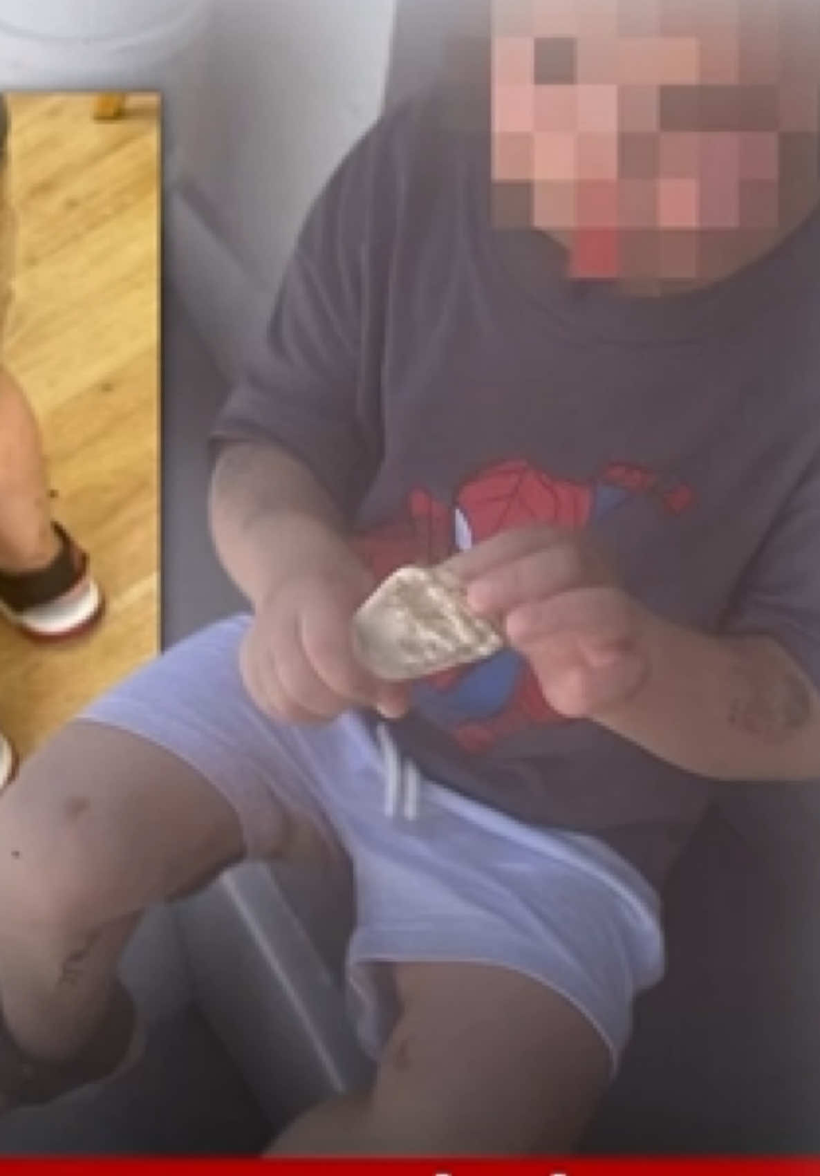 אם לילד בן 3 וחצי מפתח תקווה, שיתפה בפוסט שצבר מאות שיתופים ותגובות, מקרה שאירע לבנה בגן טרום חובה. לדברי האם, אחת הגננות התקשרה אליה ודיווחה לה כי בנה עשה את צרכיו עליו, וביקשה כי תגיע לאסוף אותו. האם תיארה: “הילד שלי, מושפל ומבולבל, ישב על מדרגות הכניסה לגן, מלוכלך תחת השמש הקופחת - במשך זמן רב עד שהצלחתי להגיע מהעבודה בעיר אחרת. הגננת התקשרה אליי באמצע היום וסיפרה שהוא שלשל אך במקום לגשת אליו, לנקות אותו, לחבק ולהעניק לו טיפול בסיסי כמו שכל ילד ראוי לו, היא הודיעה לי בפה מלא שהיא לא מתכוונת לנקות אותו, וגם הסייעת מסרבת כי היא נגעלת. כשהגעתי, ראיתי את הילד שלי עם כוויות מהצרכים שדבקו בו, זבובים סביבו, פגוע ומבויש. יותר מזה - גיליתי שהצוות השפריץ עליו בצינור, עם הבגדים עליו”. האם סיפרה כי הגננת לא התנצלה בפניה ואף העבירה עליה ביקורת: “הגננת צרחה עליי מולו, האשימה אותי במתרחש, ודיברה על הצרכים שלו מולו בזמן שהוא עומד מכווץ. זה לא נגמר כאן - לאורך השנה הילד שלי סיפר שהגננת קוראת לו ׳מסריח׳, שהוא מתבייש, שהוא לא רוצה ללכת לגן. הוא ביקש להתקלח שוב ושוב כי ׳הגננת אומרת שאני מסריח׳”. ##n12##חדשות12