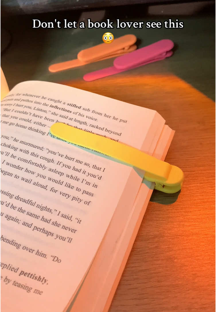 For when you fall asleep while reading😭 #tiktokshopbacktoschool #BookTok #LifeHack #bookmarkhack #booklovers #bookworm #studytok #tictokmademebuyit #tictokshop #tictokshopping #useful #dealsforyoudays #foryou #musthaveproducts 