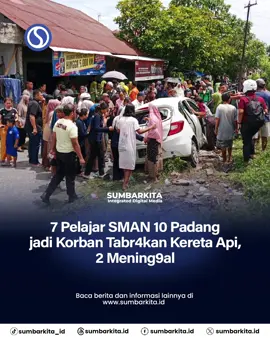 Kecelakaan tr4gis terjadi di perlintasan kereta api kawasan Jati Koto Pajang, Kelurahan Jati, Kecamatan Padang Timur, Kota Padang pada Kamis (21/8/2025) sekitar pukul 11.30 WIB. Sebuah mobil minibus jenis Honda Brio berwarna putih dengan nomor polisi F 1150 FAO tert48rak kereta api saat hendak melintasi rel. Informasi diterima, mobil yang berisikan tujuh pelajar SMA Negeri 10 Padang itu dit48rak oleh kereta api jurusan Bandara Internasional Minangkabau (BIM) yang datang dari arah Simpang Aru menuju BIM. Akibat b3ntvran ker*s, mobil tersebut terseret sejauh kurang lebih 10 meter dari lokasi t48r4kan. Berikut adalah identitas para korban yang berada dalam kendaraan: Jihan – Kelas 11, SMA Negeri 10 Padang Adisti – Kelas 11, SMA Negeri 10 Padang Anisa – Kelas 11, SMA Negeri 10 Padang Aliya – Kelas 11, SMA Negeri 10 Padang Azura – Kelas 11, SMA Negeri 10 Padang Nabila – Kelas 11, SMA Negeri 10 Padang Nayala – Kelas 11, SMA Negeri 10 Padang Para korban dilarikan ke Rumah Sakit Yos Sudarso Padang untuk mendapatkan penanganan medis. Dua orang korban atas nama Nabila dan Azura dikabarkan mening94l dunia. #kecelakaan #padangsumbar #padang #viralpadang #sumbarviral 