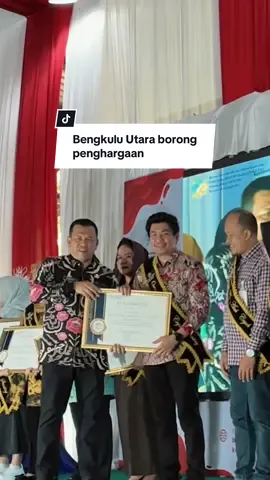 Kabupaten Bengkulu Utara Terbanyak Dapatkan Penghargaan dari Kementrian BKKBN, Kamis (21/8/2025). Penghargaan yang di dapatkan oleh BENGKULU UTARA:  1. MENJADI ORANG TUA ASUH DALAM PENANGANAN STUNTING (Arie Septia Adinata, H. Sumarno, H.Fitriyansyah, Ramdani, Camat Kecamatan Kerkap) 2. Kontribusi Luar biasa telah mendukung dan mewujudkan pencapaian 30 indikator Utama Peta Jalan Pembangunan Kependudukan pada Dokumen Perencanaan Daerah di Prov BKL. 3. Kabupaten tercepat dalam menyelesaikan dokumen Grand Desain Pembangunan Kependudukan. 4. Dukungan  dalam Memperingati HARGANAS Ke 32 tahun 2025, yang mengkombinasikan dengan Peringatan Besar Daerah. 5. Kabupaten terbaik dalam Pemanfaatan Data PK untuk pedoman pembangunan Daerah. 6. IMP Terbaik 1 Provinsi dan terbaik 4 TK Nasional Regional IV. 7. Terbaik 1 Bina Keluarga Remaja dengan inovasi KOLING BABIN. #bengkuluutara #foryoupageシ #bupatibengkuluutara #bkkbnbengkuluutara 