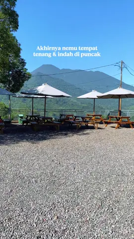 Puncak lagi dingin dinginnya! 🥶 ___ Lahan Coffee Jam Operasional Buka Setiap Hari 07.00 - 22.00 Live Musik Tradisional Jumat-Minggu ___ #lahancoffee #AlinsonSunsetHill #PuncakBogor #Bogor #BogorVibes      