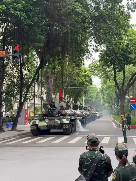 KHỐI XE TĂNG, BÁNH XÍCH VÀ KHỐI XE BÁNH LỐP DI CHUYỂN TRÊN ĐƯỜNG NGUYỄN TRI PHƯƠNG (HÀ NỘI) Video: Thành Trung / TTXVN  #baonhandan #baonhandantrending #theanh28 #tiktoknews #A80 #Quockhanh2thang9 #cachmangthang8 #dieubinhdieuhanh