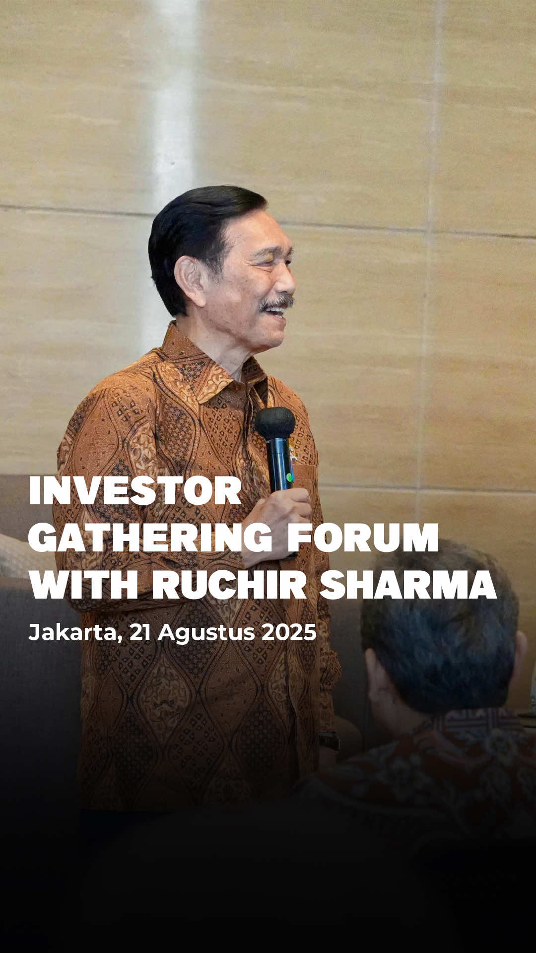 Bila ada pemikir global yang mampu melihat arah ekonomi dunia dengan jernih, saya yakin salah satunya adalah Ruchir Sharma. Sejak pertama kali berdiskusi dengannya puluhan tahun lalu, saya selalu terkesan dengan caranya menyederhanakan hal-hal rumit menjadi hal sederhana namun mudah untuk dipahami. Dari perbincangan empat mata kami itu pula, saya belajar banyak tentang bagaimana membaca arah perekonomian global. Ruchir bukanlah sosok yang melihat Indonesia hanya dari jauh. Ia pernah berinvestasi di sini, menghabiskan waktu memahami masyarakat kita, dan mengikuti naik turunnya ekonomi Indonesia dari dekat. Saya juga masih ingat ketika menyampaikan program hilirisasi industri, Ruchir adalah salah satu yang mendukung penuh langkah tersebut. Dukungannya membuat saya semakin yakin bahwa hilirisasi adalah langkah tepat, dan hari ini kita bisa melihat bagaimana program itu menjaga perekonomian Indonesia tetap tangguh di tengah ketidakpastian global. Hari ini secara khusus saya mengundang Ruchir Sharma untuk hadir dan menyampaikan pandangan serta “update” terkait kondisi perekonomian Global dan khususnya Amerika Serikat, dalam Investor Gathering Forum. Saya meminta Ruchir membagikan pemikiran dan pengalamannya terkait isu tarif dan dampaknya pada perekonomian global. Saya juga memintanya berbagi masukan mengenai prospek yang bisa diambil Indonesia, termasuk dari sisi geopolitik. Beberapa waktu lalu, Ruchir Sharma juga menerbitkan buku terbarunya berjudul 