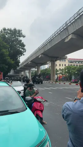Dàn khí tài quân sự di chuyển từ sân vận động Mỹ Đình qua cổng Trường Thương mại. Quá hào hùng! 🫡🫡 🇻🇳🇻🇳 #a80 #dieubinh #quockhanh 