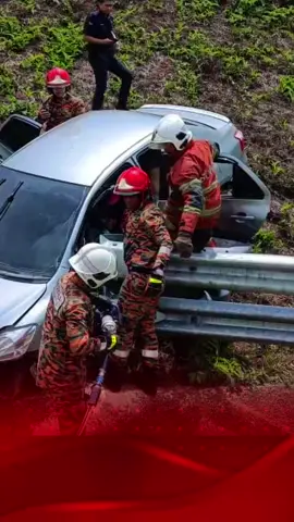 Chukai, 21 Ogos 2025 – Sebuah kereta dilaporkan terbabas ke bahu jalan di KM 298 menghala ke Kuala Terengganu, menyebabkan dua mangsa cedera termasuk seorang penumpang wanita yang tersepit. Pasukan dari Balai Bomba dan Penyelamat Chukai di ketuai oleh PBK II Muhammad Azizi Bin Abd Aziz tiba di lokasi dan menggunakan peralatan khas untuk mengeluarkan mangsa tersepit. Kedua-dua mangsa kemudiannya diserahkan kepada pihak Ambulan APM untuk  tindakkan lanjut. #KemalanganJalanRaya   #Rescue   #lpt #JBPMchukai