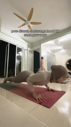 gue yang habis🙂 #yoga #chaturanga #yogatok 