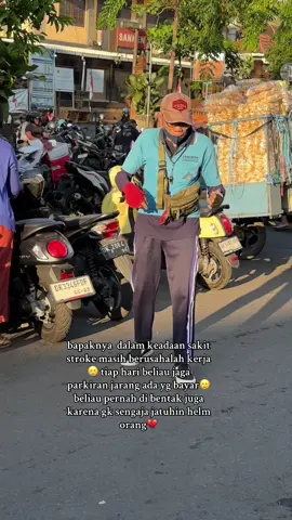 namanya pak wayan untuk lokasi bapaknya jaga parkir di pasar rakyat kreneng denpsar pas depan kantor pos beliau tinggal sama istrinya di kosan dan tiap hari dngan keadaan yg sangat memprihatinkan pak wayan berusaha kerja biar bisa memenuhi kebutuhan sehari-hari🥲 banyak org yg habis parkir langsung jalan dan gk bayar dan beliau juga peranh di bentak karena gk sengaja senggol helm sampai jatuh🥲💔 bantu share guys semogah banyak org baik yg bantuin bapaknya 🥲🙏#pedulisesama #semangatberjuangrupiah💪 #fypage #up #up 