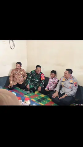 Dandim Pemalang Dampingi Kapolres Serahkan Tali Asih kepada Keluarga Korban Tindak Pidana di Desa Datar Pemalang – Bentuk kepedulian dan empati kepada warga yang mengalami musibah, Kapolres Pemalang AKBP Rendy Setia Permana, S.I.K., S.H., M.M. bersama jajaran didampingi Dandim 0711/Pemalang Letkol Inf Muhammad Arif S., Hub.Int. menyerahkan tali asih kepada keluarga korban tindak pidana di Desa Datar, Kecamatan Warungpring, Kabupaten Pemalang, Kamis (21/8/2025). Kegiatan yang berlangsung di Dusun Krajan RT 05/01 Desa Datar tersebut dihadiri sekitar 30 orang, termasuk jajaran Forkopimcam Warungpring, pejabat Pemkab Pemalang, perangkat desa, serta keluarga korban. Dalam kesempatan itu, Kapolres Pemalang menyampaikan rasa belasungkawa yang mendalam atas peristiwa yang menimpa korban dan keluarganya. “Kami turut berduka cita yang sedalam-dalamnya. Saat ini pelaku sudah kami amankan, dan kami berharap mendapatkan hukuman yang setimpal. Mari bersama-sama kita kawal kasus ini agar kejadian serupa tidak terulang,” tegas Kapolres. Sementara itu, Kepala Desa Datar, Katam, mengapresiasi langkah cepat Kapolres dan jajaran dalam menangani kasus tersebut sekaligus memberikan perhatian kepada keluarga korban. “Atas nama pemerintah desa, saya menyampaikan terima kasih atas kepedulian Bapak Kapolres. Semoga pelaku mendapatkan hukuman yang seadil-adilnya,” ucapnya. Perwakilan keluarga korban, Mashuri, juga menyampaikan penghargaan yang tinggi atas perhatian yang diberikan oleh Kapolres maupun Dandim Pemalang. “Kami sekeluarga sangat berterima kasih. Semoga amal baik Bapak Kapolres dan Bapak Dandim mendapat balasan dari Allah SWT,” ungkapnya. Adapun tali asih yang diberikan berupa 1 unit sepeda, 2 karung beras, dan sejumlah uang tunai. Kegiatan berlangsung dengan khidmat, penuh kehangatan, serta mencerminkan sinergi aparat keamanan bersama pemerintah daerah dalam memberikan dukungan moral dan materiil kepada masyarakat yang tertimpa musibah. #penrem071_wijayakusuma #kodam_diponegoro #pendam_4_diponegoro #tni_angkatan_darat #dispenad       