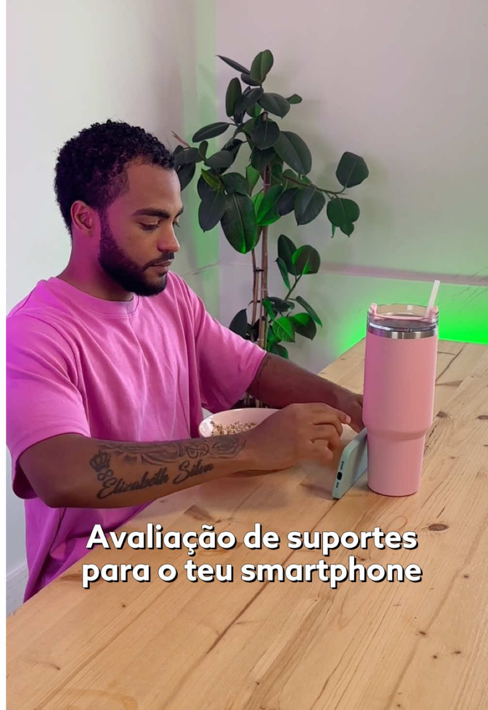 Agora conta-nos qual foi o objeto menos provável que já usaste como suporte para o teu smartphone 🙃👇 #fyp #foryou #techtok #techtips #dicas 