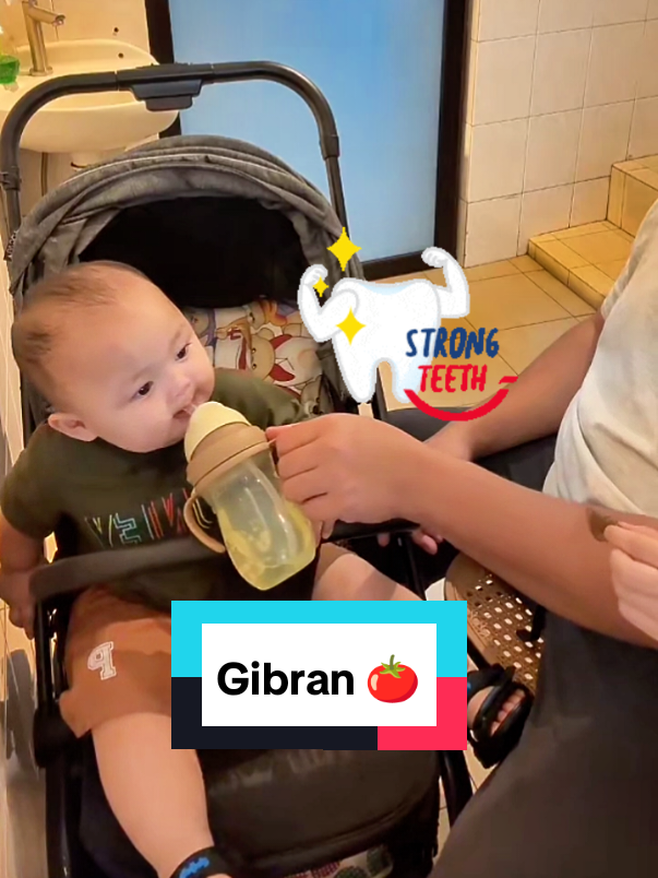 Gibran nak test kekuatan gigi dia 😁🦷 #tongkayucafe #babytomato #muhammadgibran 