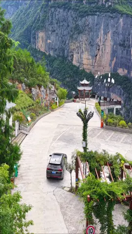 Zhoujiaping Cliff Road in Lanying Township, Wuxi County, Chongqing. This is a road built by villagers with their bare hands... 