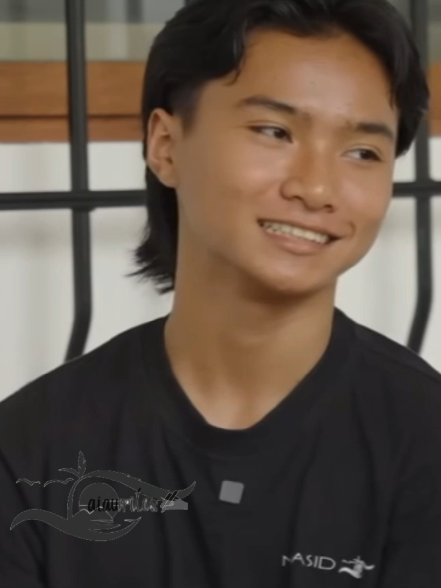 Story 6 - Part 1: Kisha’s POV: Janice: Tuloy kayo, Gina. Siya na ba ang anak mo, mars? Ang laki na ah. Ngiting bati iyon mula sa kaibigan ni Nanay. Kakalipat lang namin dito sa Puerto Princesa matapos pumanaw ang asawa niya. Alam kong hindi ko tunay na nanay si Nanay Gina. Dati siyang kasambahay namin. Hindi ko rin alam kung bakit, pero bata pa lang ako, ipinagkatiwala na ako ng mga magulang ko sa kanya.  Siguro, hindi nila ako kayang tanggapin—mas tanggap nila ang kapatid ko. Pero kahit ganon, hindi ako nagtanim ng sama ng loob. Lalo na sa kapatid ko. Gina: Oo, mars. Pasensya ka na at dito muna kami nakikituloy ha? Wag kang mag-alala, pansamantala lang ito— Geo: Tulungan tayo dito, Gina. Noong nangangailangan din si Janice ng kasama, andiyan ka para sa kanya. Sabi iyon ng lalaking tingin ko’y asawa ni Tita Janice. Sabay silang ngumiti sa akin kaya nagtago ako sa likod ni Nanay, na ikinatawa nila. Janice: Hello, Kisha! Ako ang bestfriend ng nanay mo. Ako si Tita Janice at ito naman si Tito Geo, asawa ko. Kisha: Hello po.. Nahihiyang bati ko, sabay abot ng kamay. Natawa sila sa ginawa ko. Siko: Ay, parang bagay ka sa panganay nila Atsi at Anya! Hello, ako nga pala si Josh. Pero tawagin mo na lang akong Siko! Bati iyon ng bagong dating na may hawak pang camera. Oo nga pala—balita ko, vlogger silang pamilya. Gina: Bata pa ang anak ko, Jo! Tawang sabi ni Nanay. Nagtawanan sila. Kahit medyo awkward, nakitawa na rin ako. Hanggang sa dumating ang dalawang lalaki, halatang kasing-edad ko.  “Sino ’yan, my?” Tanong ng isa, nakataas pa ang kilay. Kaya tinaasan ko rin siya ng kilay. Natawa naman ’yong katabi niya, na mas mukhang approachable kaysa sa morenong iyon. Kisha: Sino ka rin? Palaban kong sagot, na ikinagulat ni Nanay. Mas lalo pang natawa ang katabi niya, kaya kinunutan ko ito ng tingin.  “Tss.” Umismid siya saka nag-walkout. Sinundan ko pa ng tingin hanggang mawala siya. Janice: Mga anak ko sila, Kisha. Ito si Popot, ang panganay. ’Yung isa naman si Meng, pangalawa ko. Pasensya ka na ha, medyo suplado talaga iyon. Pero mabait ’yon, wag kang mag-alala. Tumango lang ako. Napatingin ulit ako sa pintuan at sakto namang nakita ko siyang nakasilip, bago tuluyang umalis. Napairap ako sa kawalan. Sayang—pogi na sana, kaso mukhang antipatiko. Jeo: Pagpasensyahan mo na kapatid ko ah? Mabait ’yon, promise! Ako nga pala si Jeo, pero pwede mo rin akong tawaging Popot. Nginitian niya ako. Kisha: Hi, Pot! What’s his name? Jeo: Arwin. Pero Meng ang palayaw niya. Kisha: Ilang taon na siya? Halatang nagulat siya sa tanong ko pero agad din nagbawi nang titigan ko. Napakamot siya sa batok at umiwas ng tingin. Jeo: Mas matanda lang ako sa kanya ng dalawang taon. Tumango ako at muling napatingin sa pintuan. Hindi ko alam kung bakit, pero napangiti ako nang hindi ko namamalayan. -- Asan na ba kasi nakalagay ang mga baso nila dito? Ang laki ng bahay at gusto ko lang naman uminom ng tubig, pero hindi ko mahanap ang baso. Meng: Tss. Napalingon ako sa may pinto. Nandoon na naman siya—si Arwin. Nakapamulsa, nakasandal sa door frame, parang ang yabang. Kisha: Ano na naman? Meng: Nagagalit ka na agad, wala pa naman akong ginagawa. Napakunot ako ng noo. Kisha: Eh bakit ka nandyan? Nakakatakot kaya bigla kang sumusulpot. Napangisi siya at lumapit nang dahan-dahan. Akala ko may sasabihin siyang seryoso, pero imbes na sagutin ako, dumiretso siya sa overhead cabinet. Kinuha niya ang isang baso at inilapag iyon sa harap ko. Meng: Ayan. Diyan nakalagay. Hindi mo kasi tinignan nang maayos. Halos hindi ko alam kung matutuwa ba ako o maiinis. Pero bago pa ako makapagreklamo, bigla siyang ngumiti. Hindi ngiting mapang-asar—iba. Yung tipong genuine. Meng: Kung may kailangan ka, sabihin mo lang. Hindi yung mukha kang báliw na nakatulala diyan. Saka siya tumalikod at naglakad palayo. Naiwan akong nakatitig lang sa basong hawak ko. Ano ba ’tong lalaking ’to? Suplado, pero… bakit parang crush ko na siya? Napailing ako at ngumiti nang bahagya. Two years age gap. Not bad nga talaga, Arwin. -- #pov #au #domeng #domengong #fyp 
