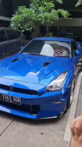 Nissan GT-R, BMW, Ducati: Koleksi Mewah Wamenaker Noel Jadi Barang Bukti KPK  Dalam OTT yang menyeret Wamenaker Immanuel Ebenezer alias Noel, deretan barang bukti mewah ikut disita.  🔥 Mulai dari Nissan GT-R biru yang langsung mencuri perhatian, Suzuki Jimny, hingga sederet mobil mewah lainnya seperti BMW, Pajero Sport, dan Toyota Corolla Cross.  💥 Nggak cuma mobil, motor sport Ducati juga ikut diamankan, plus Vespa matic yang bikin koleksi makin mencolok.  Totalnya? 15 kendaraan roda empat dan motor gede Ducati yang bikin melongo! 🏎️🏍️  KPK menyebut, ada 14 orang yang diamankan bersama Noel dalam operasi tangkap tangan ini.  Gimana menurut kalian, pameran mobil mewah di Gedung KPK ini kayak showroom atau barang bukti kasus korupsi? 🤔