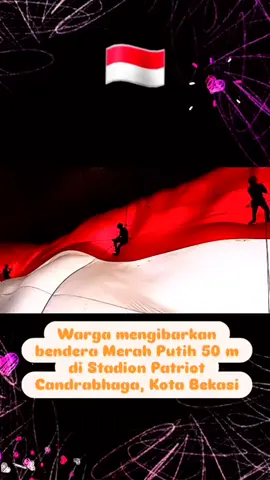 Warga mengibarkan bendera Merah Putih 50 m di Stadion Patriot Candrabhaga, Kota Bekasi
