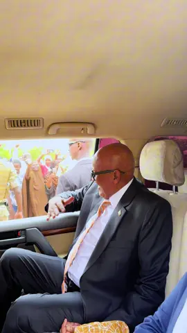 Madaxweyne Cirro oo shacabka burco laydhkii ka jabiyay.#madaxweynecirro #farhangahnoug 