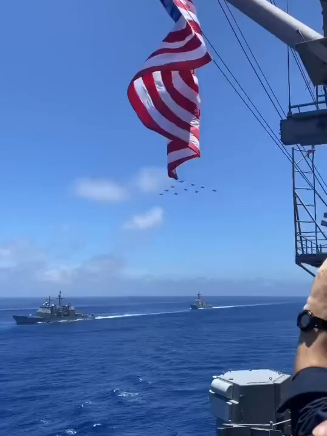 POR QUE OS Estados Unidos ENVIARAM SUBMARINOS E DESTRÓIERES PARA A VENEZUELA?  Essa movimentação incomum do poder naval dos Estados Unidos perto da Venezuela levanta uma pergunta que ninguém quer responder diretamente: será que estamos à beira de uma intervenção silenciosa? Nos últimos meses, os Estados Unidos aumentaram sua presença militar no Caribe, com submarinos nucleares e destróieres de última geração patrulhando as águas internacionais próximas à costa venezuelana. Oficialmente, o discurso é o de combate ao narcotráfico e proteção das rotas comerciais. Mas os sinais apontam para algo maior. Desde que Nicolás Maduro resistiu à pressão internacional e continuou firme no poder, a relação entre Caracas e Washington ficou cada vez mais tensa. E o que torna tudo ainda mais delicado é a crescente aproximação militar da Venezuela com potências como Rússia, China e Irã — algo que os EUA historicamente tratam como uma linha vermelha. Submarinos nucleares com capacidade de ataque de longo alcance não são enviados para “observar”. Eles são enviados para intimidar, dissuadir ou se preparar. Mas e se tudo isso for apenas o começo de algo muito maior? Um jogo de xadrez geopolítico onde o próximo movimento pode mudar o equilíbrio de poder em toda a América do Sul. O que os EUA sabem — que nós ainda não sabemos?