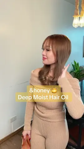 Rushing out? A few drops of &honey tames frizz, adds shine, and saves your hair in seconds 🍯 #andhoneyph #hairtips #japanesehaircare #frizzyhair #hairoil #hairserum 