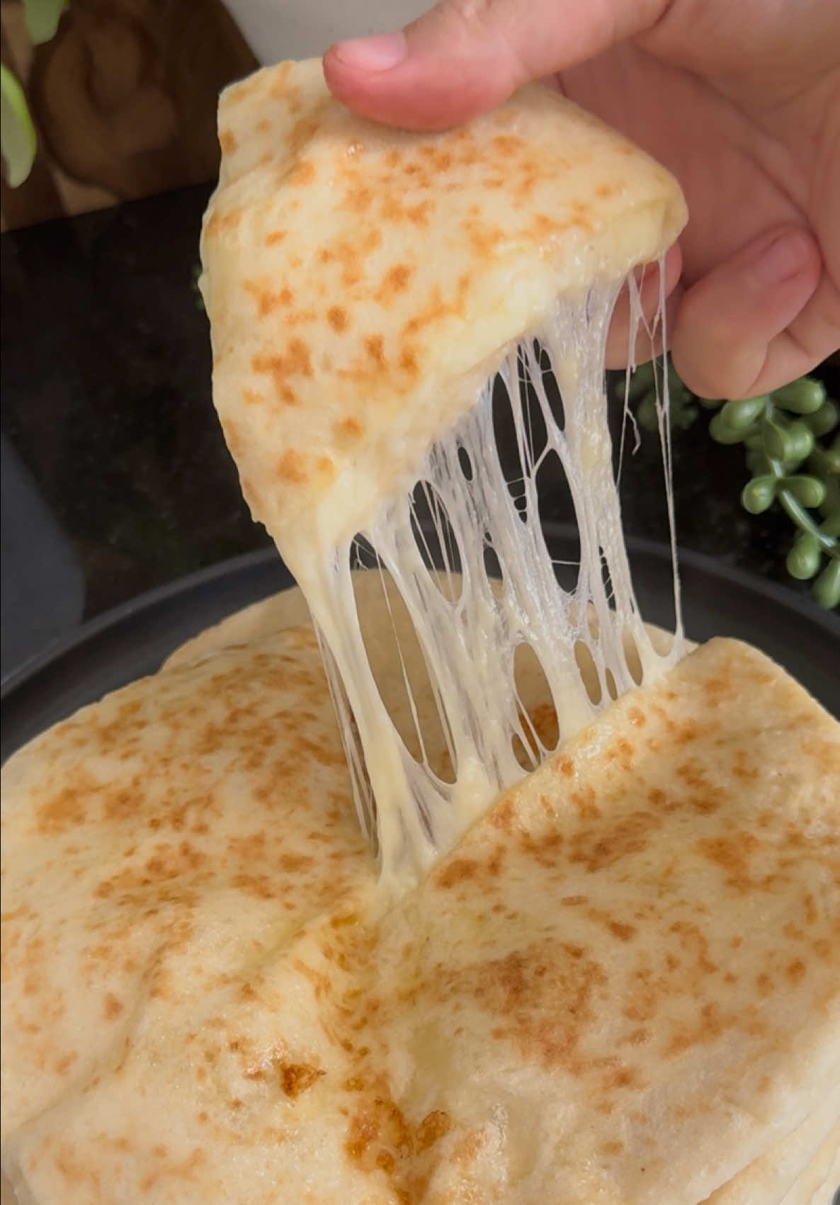 Bugün mutfakta nefis bir tarifle karşınızdayım: Kaşarlı Bazlama 😋 Yumuşacık dokusu ve içinden akan kaşarıyla tam kahvaltılık, çayın yanına da harika gider 💛 Malzemeler  2 su bardağı ılık su 1 su bardağı ılık süt 1 yemek kaşığı şeker 1 paket kuru maya 1 tatlı kaşığı tuz 5,5 su bardağı normal un 1 su bardağı tam buğday unu  İçi için ; Mozarella ve Kaşar peynir  Yapılışı 1. Tüm malzemeleri yoğurma kabına alın ve ele yapışan yumuşak bir hamur elde edelim 2. Üzerini örtelim ve 45 dakika dinlendirelim  3. Hamur dinlendikten sonra havasını alalım alırken de undan yardım alabiliriz 4. Hamuru eşit parçalara bölüp yuvarlak haline getirelim. Temiz bez arasında 10 dakika dinlendirelim  5. Bezeler dinlendikten sonra un ve merdane yardımıyla açalım.  6.Açtığımız hamurun için top haline getirdiğimiz peynirleri koyup kenarlarından kapatın.  7.Merdane yardımıyla videodaki gibi açın daha sonra oldukça sıcak tavada sürekli arkalı önlü çevirerek pişirelim. Üzerlerine dilerseniz tereyağ sürelim. 8.Sıcak sıcak servis edin . Afiyet olsun  #bazlama #mayalıekmek #FoodLover #kahvaltılık #ekmek 