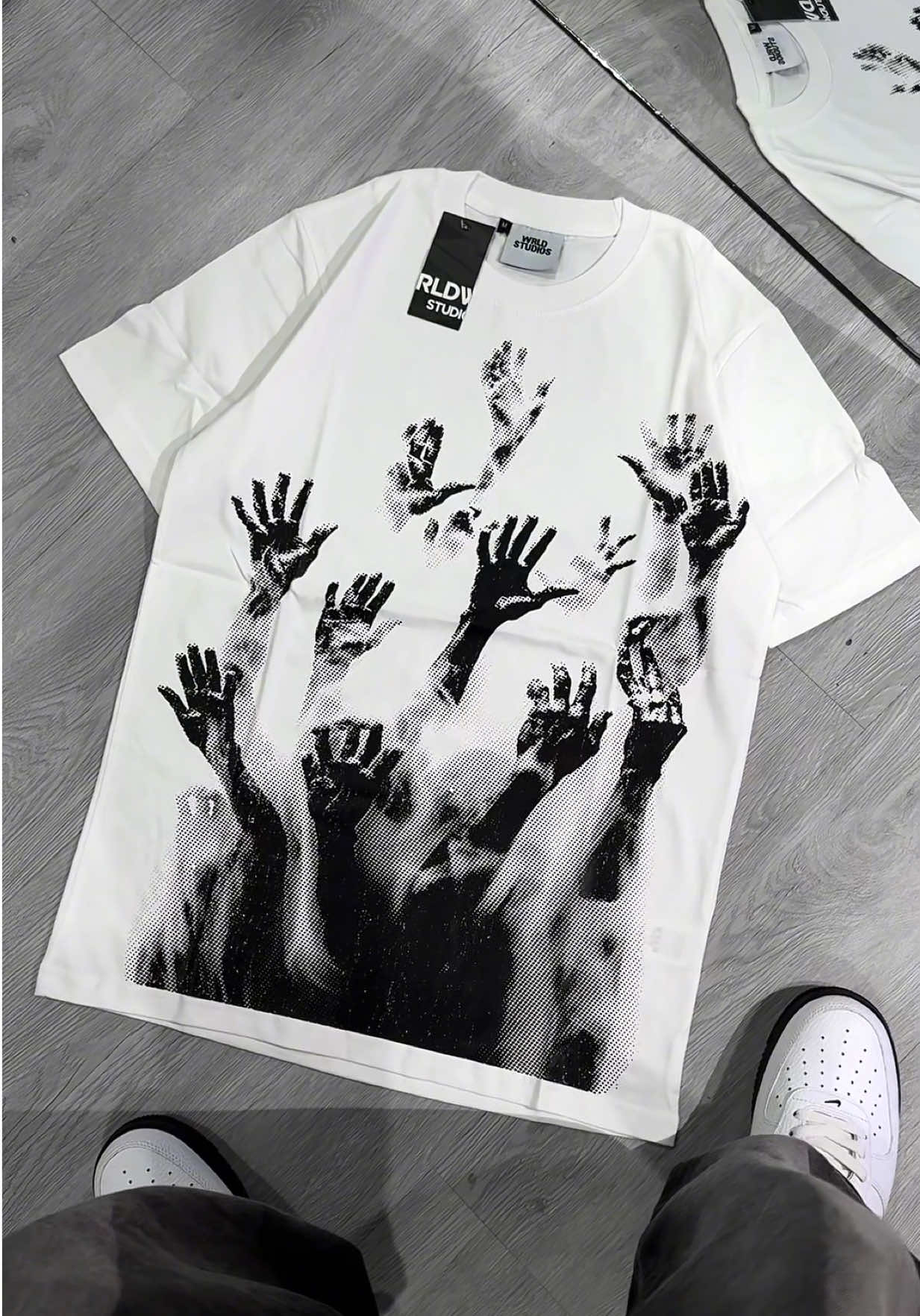 Yang pasti aja nih, Tshirt crowd unfilter yang rekomendasi buat outfit kalian #WRLDstudios #kaospria #bajucowok #kaosdistro #gajiansale 