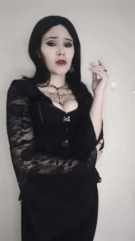But how? #morticiaaddams #morticiaaddamscosplay #morticiacosplay #addamsfamily #addamsfamilycosplay 