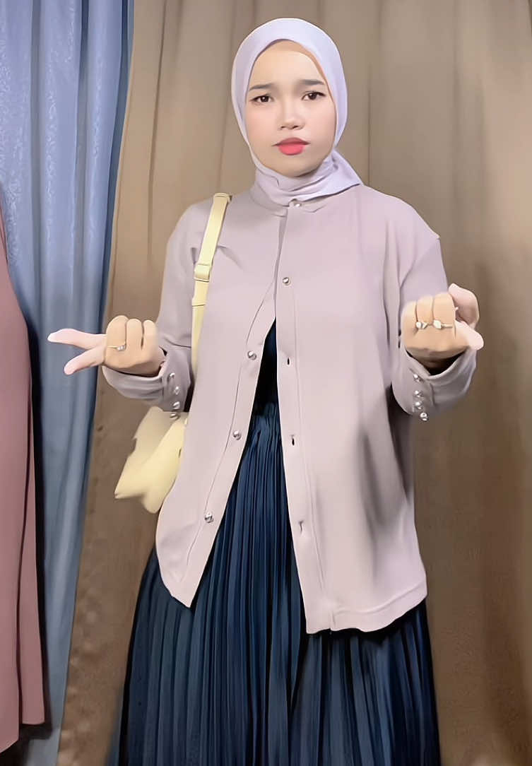 Cuma liat outfit ini aku auto goyang- goyang… serius keracunan rok plisket #rokplisket #outfitideas #mixandmatch #ootdfashion #ootdhijab 