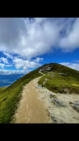 Ben Lomond baaaby! 🏴󠁧󠁢󠁳󠁣󠁴󠁿 Ben lomond is Scotlands most southerly Munro and is one of Scotlands most climbed mountains with over 30,000 visitors each year. #benlomond #hikingadventures #explorescotland #travelling #outdoorlife 