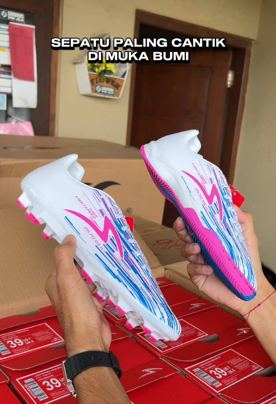 Specs Lightspeed Reborn sudah rilis warna terbaru 😍🔥 Masih setia menggunakan upper sintetis lembut dan outsole andalan Vertecs 2.0‼️ Segera dapatkan Lightspeed Reborn White Magnifico secepatnya, stok terbatas! #specs #specslightspeed #lightspeedreborn #specsfootball #sandangsport 