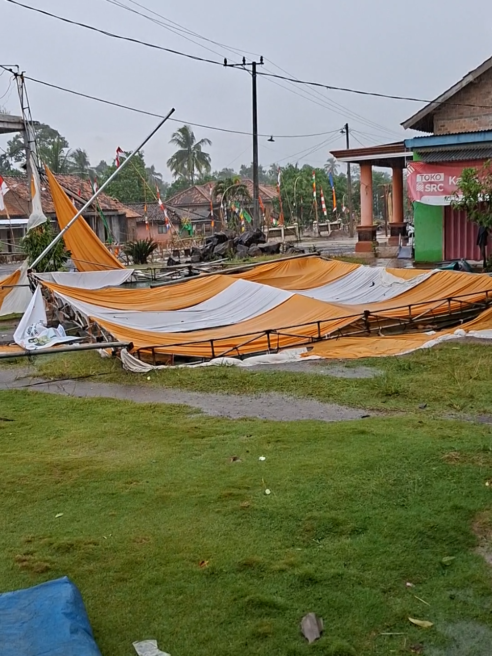 Hujan deras di sertai Angin kencang melanda Desa Ratu Jaya, Sungkai Tengah, Lampung utara.  Yang mengakibatkan pohon tumbang , rumah hancur serta padam listrik. Kejadian sekitar pukul 16:10 WIB.  Kamis 21 Agustus 2025 #prayforratujaya #bencanaalam 