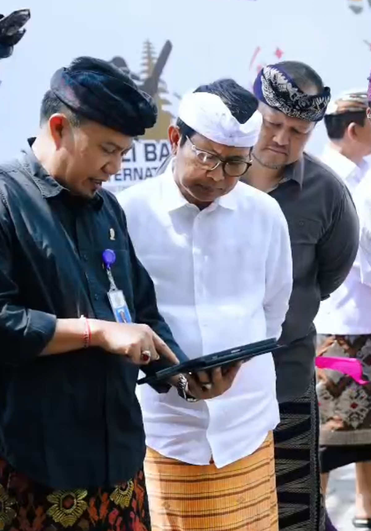 Hari ini saya bersama Wakil Bupati Bagus Alit Sucipta meninjau langsung fasilitas di RS Universitas Udayana, Jimbaran. Selain melihat kondisi layanan kesehatan yang ada, kami juga berdiskusi dengan jajaran Universitas Udayana terkait peluang kerjasama untuk penguatan rumah sakit, peningkatan SDM kesehatan, hingga pengembangan infrastruktur jangka panjang di wilayah Kuta Selatan. Komitmen kami jelas, menghadirkan pelayanan kesehatan yang semakin merata, berkualitas, dan bisa diakses seluruh masyarakat Badung.