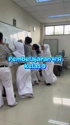Pembelajaran IPA hari ini di kelas 9.6 Mereka antusias dan cari jawaban biar dapet poin gede  Semangat anak-anak #pembelajaranipa #pembelajaranseru #deeplearning #pembelajarankreatif 