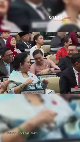 Netizen kritik anggota dewan yang berjoget dan bernyanyi saat Sidang Tahunan MPR 2025, Jumat (15/8/2025). Ketua MPR RI Ahmad Muzani menyatakan, pemutaran lagu yang membuat para dewan berdendang adalah untuk meredakan ketegangan atau “relaksasi”. “Kalau kita mendengar lagu, apalagi lagunya pas dengan irama-irama yang menyenangkan, merelaksasi itu dengan sendirinya tubuh akan bergerak,