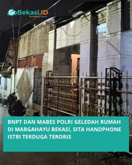 Petugas Badan Nasional Penanggulangan Terorisme (BNPT) bersama tim dari Mabes Polri menggeledah sebuah rumah di Kelurahan Margahayu, Kecamatan Bekasi Timur, Kota Bekasi, Kamis (21/8/2025).  Dalam penggeledahan tersebut, polisi menyita satu unit telepon genggam diduga milik terduga teroris berinisial P yang sebelumnya ditangkap di Cilegon, Banten. Ketua RW 09 Margahayu, Abdul Rozak, membenarkan adanya penggeledahan sekitar pukul 10.00 WIB. Ia menegaskan tidak ada penangkapan di wilayahnya. “Penangkapan tidak ada, yang diduga teroris itu suami warga saya. Penangkapan terjadi di Cilegon, di sini polisi hanya menyita handphone dari istrinya,” ujar Rozak, Kamis (21/8/2025). Rozak menjelaskan, warganya menikah siri dengan pria berinisial P tersebut. Sang istri telah lama tinggal di Margahayu sejak 1990-an dan memiliki rumah sendiri. “Istrinya warga sini, nikah siri. Suaminya jarang berinteraksi, tertutup dengan lingkungan,” ungkapnya. Ia menambahkan, tidak ada penolakan dari warga saat penggeledahan berlangsung. Bahkan, istri terduga teroris itu disebut tidak mengetahui perihal penangkapan suaminya di Cilegon. Hingga berita ini diturunkan, pihak kepolisian belum memberikan keterangan resmi terkait penggeledahan maupun dugaan jaringan terorisme yang melibatkan P. #gobekasi #viral #bekasi #cikarang #fyp 