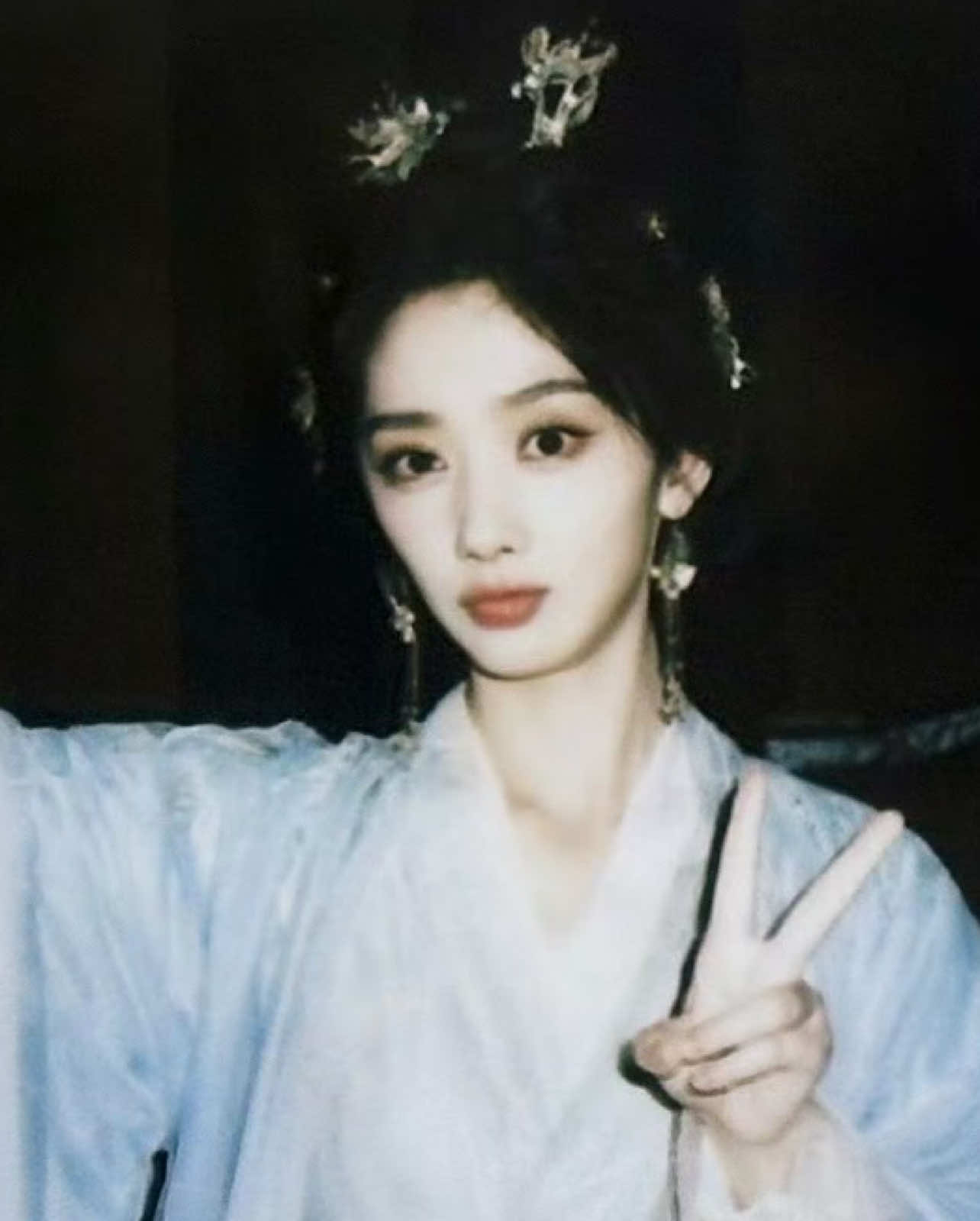 #liaotianyan: another day, another drama promoter?!?! let me introduce my newest cutie 🤏🏻🤏🏻 & the most relatable female lead!!!! repost for better cover photo hehehe  #whendestinybringsthedemon #wangyinglu #cdrama #献鱼 