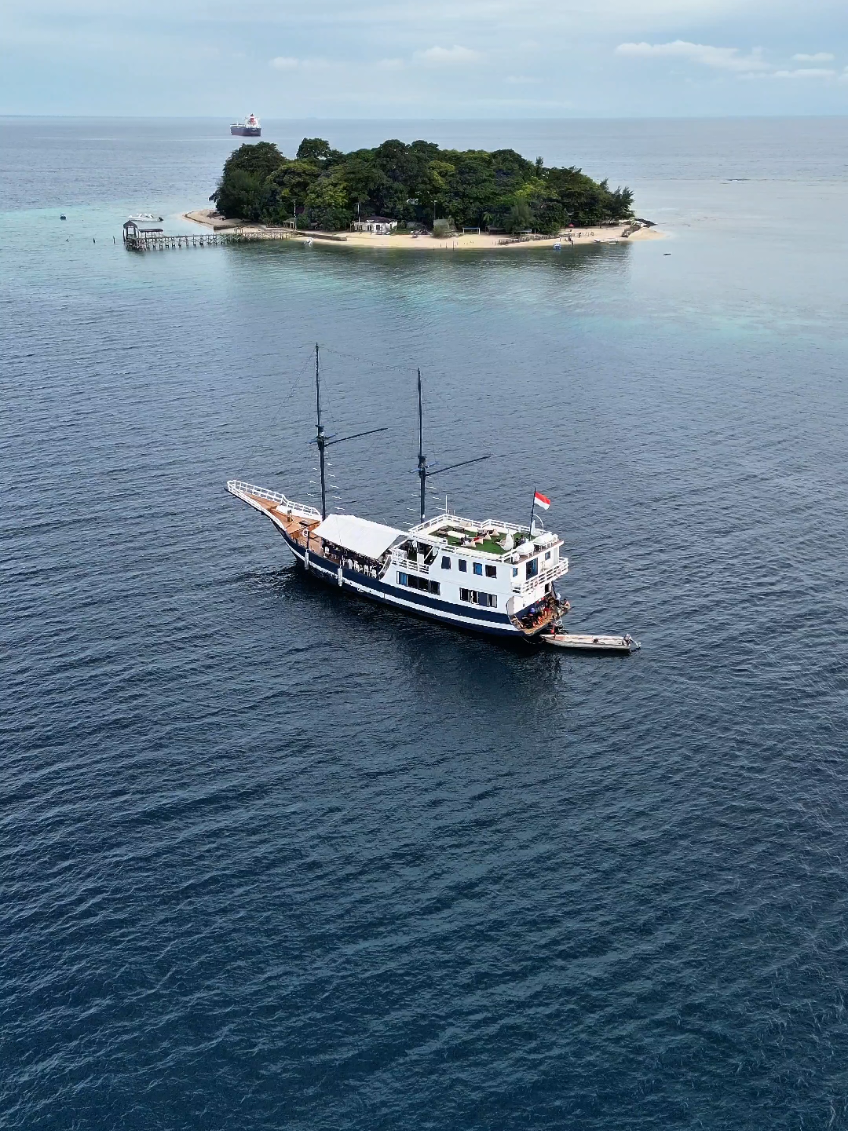 Kapal Pinisi Makessing Makassar. . . . #pinisi #pinisimakessing #exploremakassar #pesonaindonesia #wonderfulindonesia #beautifuldestinations #djiglobal #djiindonesia #terrarocksense 