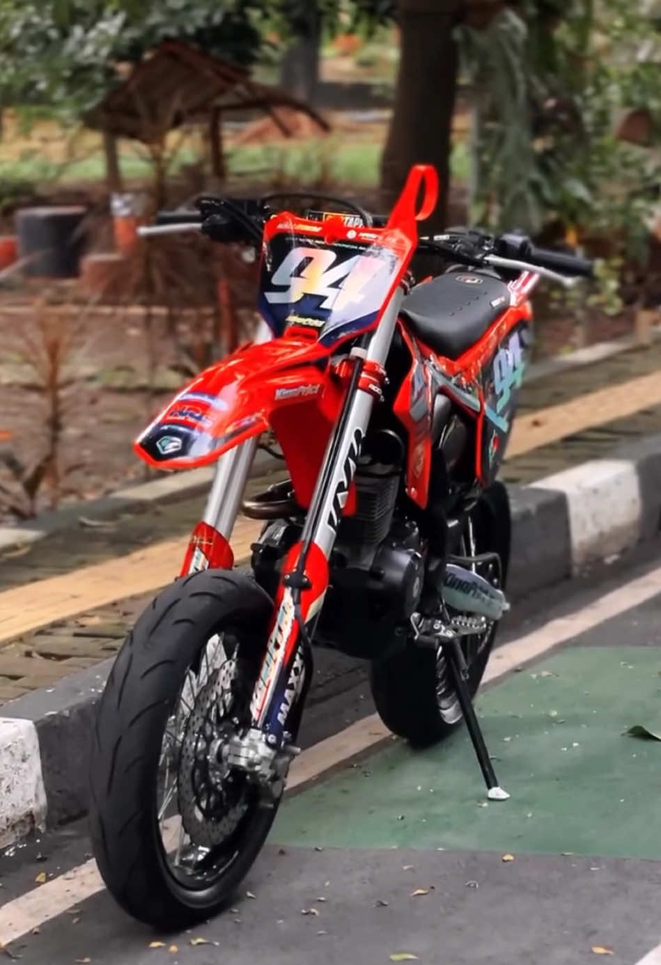 Siapa aja nihh dari vreeders yang awalnya cuma coba coba supermoto tapi sekarang ketagihan terus? kata mimin sih pertahankan terus😋🔥 #harvymx #harvymxofficial #harvymxbodysetcrf450r #crf #crf150l 
