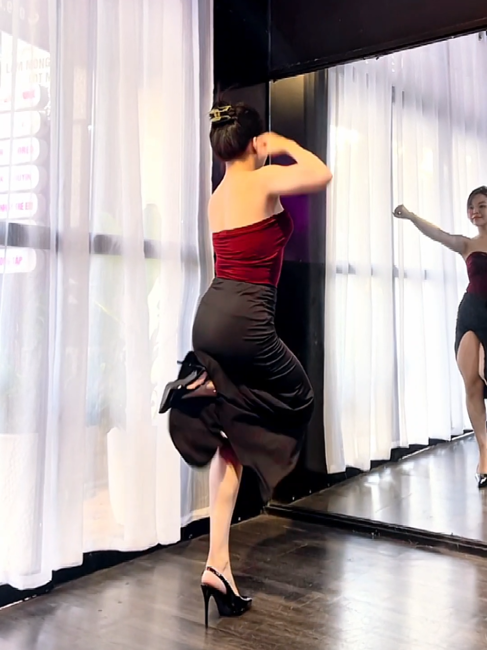 MỘT CÚ LỪA... 🥹 Sau 5 phút xem video và mê 🤣 thôi nhảy đại lun yh Dc by Ngoc Khanh Linh #xh #viral #daynhay #sexydance #dancebar 