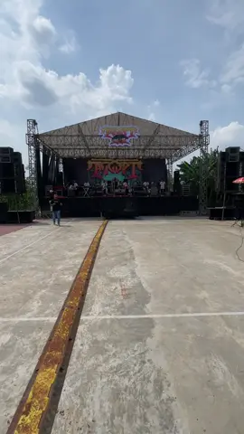 Suasana cek sound mahaputra ft ramayana audio, acept sungelebak ngaranggeneng #ramayanaaudio #ramayanaprofesionalaudio #soundsystem #soundsystemjawatimur 