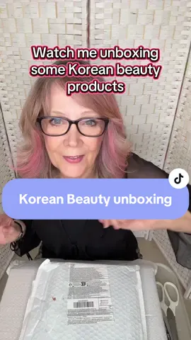 Watch me unboxing Beautyturess compound acid tea, clay bubble mask and Beautyturess golden lady luxury 9 piece set. Lots of lovely skincare. #skincare #over50 