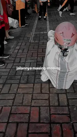 Beda teknik jalan tp tetap satu tujuan,,ngerti lah,gaya yg lain lompat karung,inya gaya teh pucuk pucuk pucuk,tp rizky tetap semangat smpe digaris finish💪💪🇮🇩🇮🇩❤️❤️