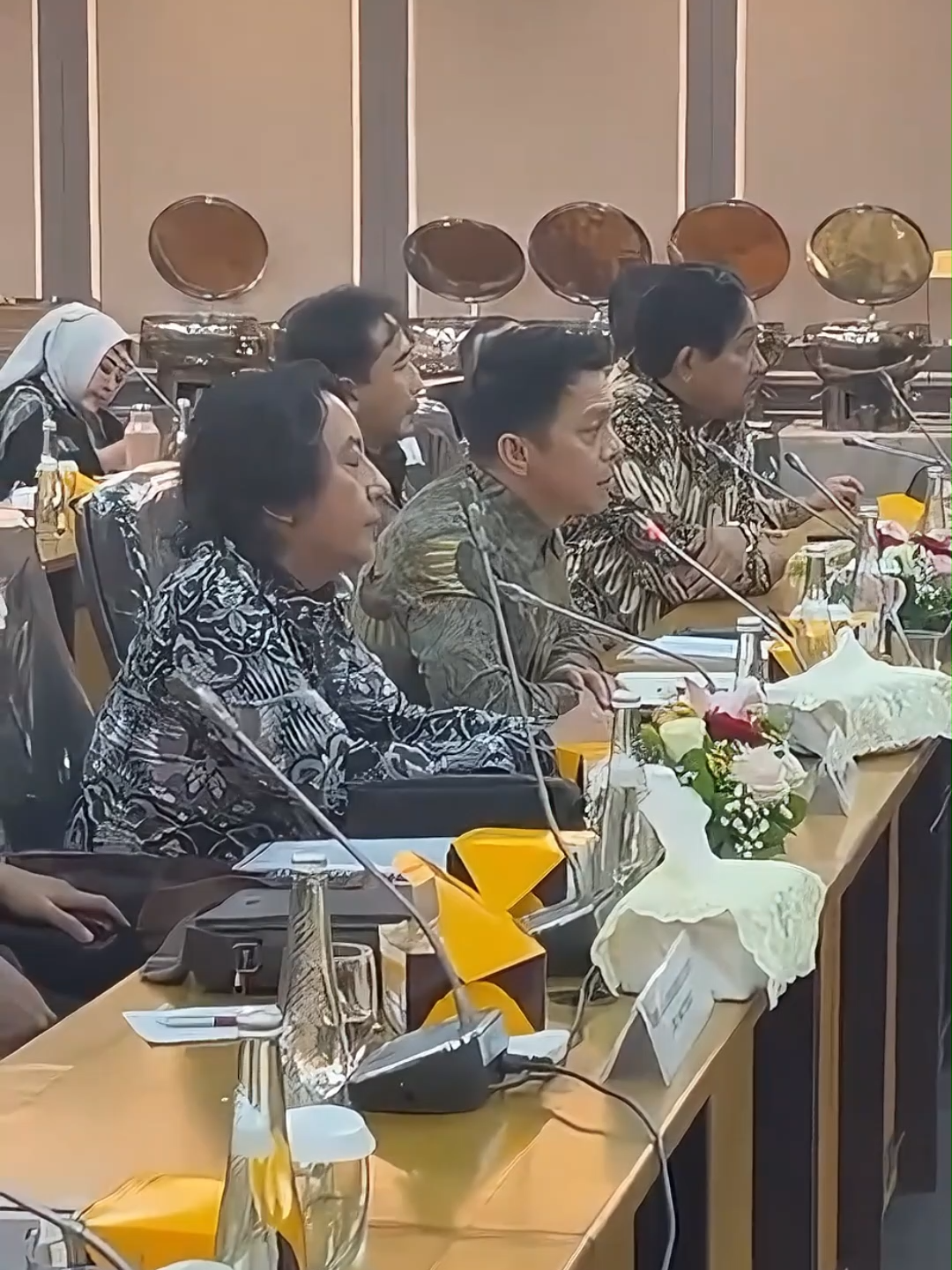 Musisi sekaligus Waketum organisasi musisi Vibrasi Suara Indonesia (VISI), Nazril Irham alias Ariel, meminta penegasan dari pemerintah dan DPR bahwa pembayaran royalti lagu dibebankan kepada penyelenggara atau event organizer, bukan kepada penyanyi.  Permintaan ini disampaikan Ariel dalam rapat konsultasi royalti musik yang digelar pimpinan DPR RI, Komisi XIII, bersama Lembaga Manajemen Kolektif (LMK), LMK Nasional, dan para musisi di Senayan, Kamis (21/8/2025). 