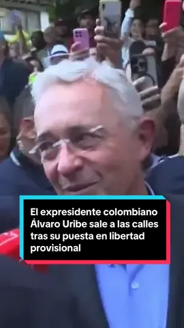 🇨🇴Álvaro Uribe, expresidente de Colombia, realizó su primera aparición pública este miércoles tras ser puesto en libertad provisional por orden del Tribunal Superior de Bogotá. La corte revocó la condena de arresto domiciliario impuesta en primera instancia, argumentando la protección de sus derechos fundamentales y permitiendo que permanezca libre mientras se resuelve la apelación a la sentencia de doce años por soborno y abuso de poder. Uribe fue recibido con entusiasmo y muestras de apoyo por parte de numerosos colombianos en las calles de Sabaneta, Antioquia, donde agradeció la solidaridad. #colombia #Juicio #tribunales 