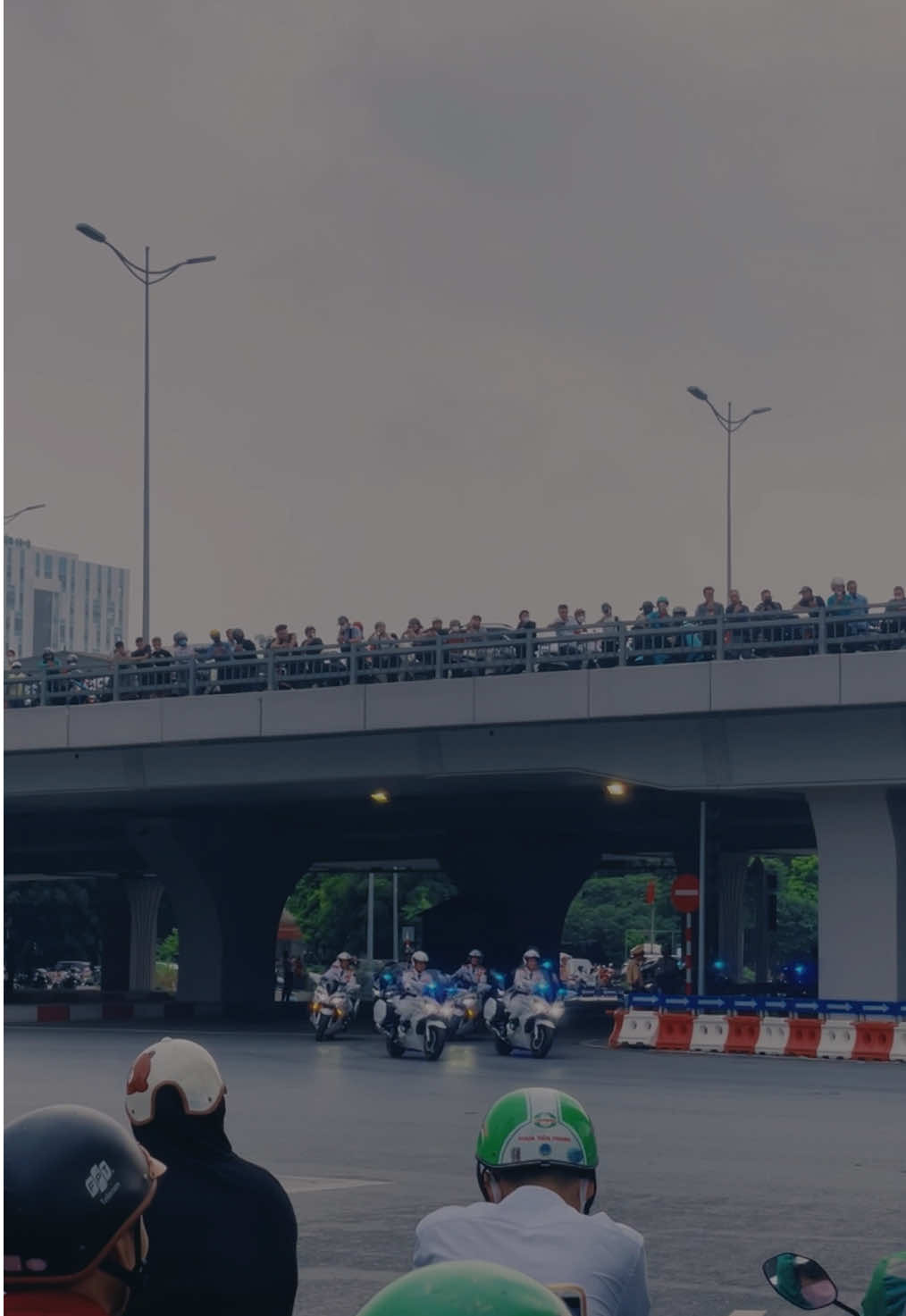 Đoàn khí tài A80 đang tiến về Quảng trường Ba Đình. Chiều nay tan ca, kẹt xe trong niềm hân hoan, hạnh phúc mừng Tết Độc lập, ntn nguyện kẹt xe cả ngày  cũng  được  #2/9 #quockhanh #a80  #cachmangthang8 #dieubinhdieuhanh 