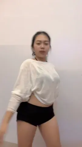 Inget banget waktu aku  dance ini pertama kali aku kirim ke ex🫠 wkkwkwk  Pakek hoodie biru 